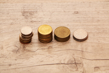 Money is scattered on the desk in the office and arranged in columns.