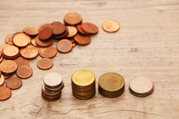 Money is scattered on the desk in the office and arranged in columns.