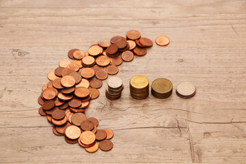 Money is scattered on the desk in the office and arranged in columns.