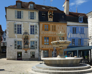 Fototapeta na wymiar La fontaine de la place Saint-Nicolas à Auxerre dans l'Yonne en Bourgogne
