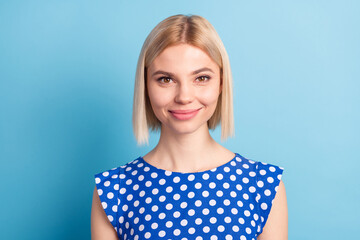 Photo portrait girl with blonde bob hair smiling wearing dotted clothes isolated pastel blue color background