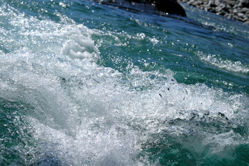 しぶきを立てて流れる