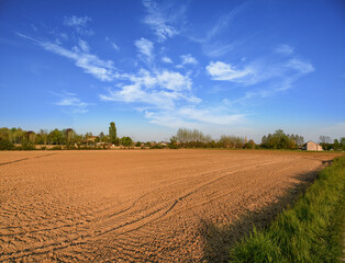 Terreni agricoli e campagna arata pronta per la semina, terra buona, produttiva, in una giornata di sole