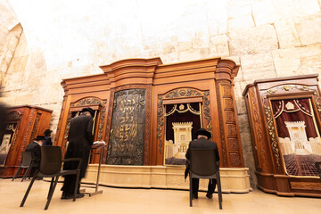jerusalem-israel. 26-04-2021. long exposure of a coffin containing Torah scrolls, in the synagogue in the cave at the Western Wall - obrazy, fototapety, plakaty