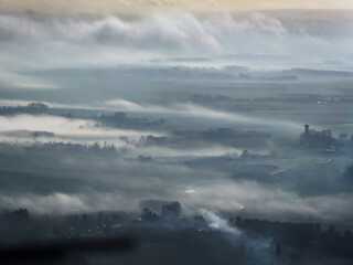 vue aérienne d'un paysage dans la brume en Seine Maritime en France