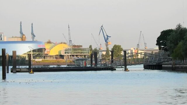 Hamburg Hafencity im Sommer am Morgen bei Sonnenaufgang mit Blick auf die Elbe Richtung Steinwerd
