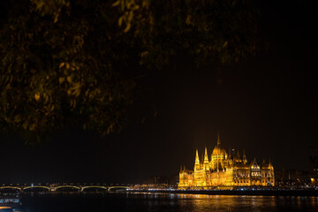 Obraz premium Night view of the Parliament House in Budapest