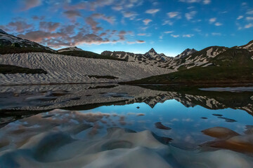 Photo de nuit , Bivouac au lac de la Tormottaz , Paysage des Alpes Grées au printemps , Col du Petit Saint-Bernard , Italie