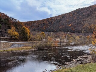 Fototapeta na wymiar A view of the Lehigh valley river and the fall foliage.at Jim Thorpe Pennsylvania