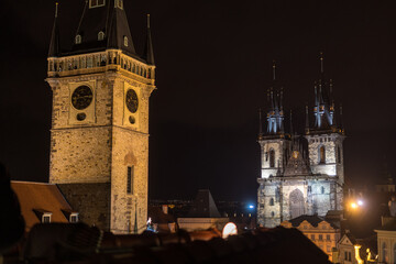 Fototapeta premium Night view of Prague's Tin Cathedral and the Astronomical Clock