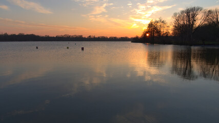 Plage du lac de la Monnerie à la Flèche lors d'un coucher de soleil