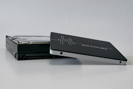 Hdd e SSD, Hard disk drive e solid state drive lado a lado em foco com detalhes