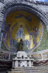 Fototapeta na wymiar La basilique de Lourdes