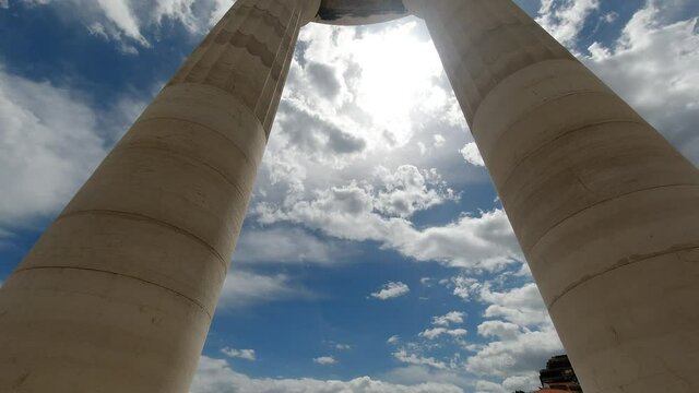 timelapse monumento con nuvole in 4k