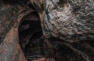 Famosa localización  "Cueva Sima de la Serreta" ubicada en Murcia, España (Europa). La única cueva de España con restos romanos. Vistas de un mirador integrado en una construcción rocosa.