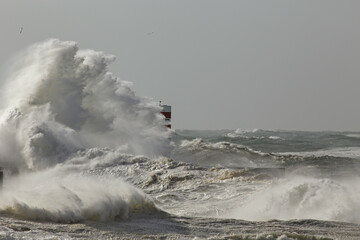 Fototapeta na wymiar Stormy wave splash