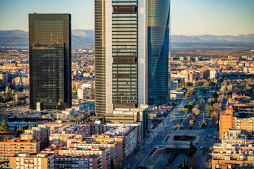 Vistas de las cuatro torres, los rascacielos de Madrid un día soleado sin nubes, el 20 de diciembre de 2020, en Madrid, España.