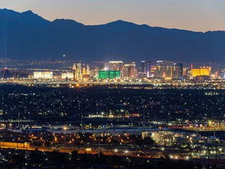 Foto op Canvas High angle view of the Vegas cityscape from Henderson View Pass © Kit Leong