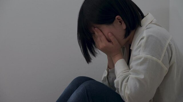 女性・引きこもり・泣く