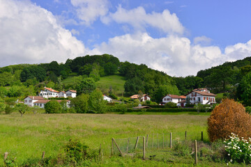Fototapeta na wymiar Paysage verdoyant de Saint-Pée-sur-Nivelle (64310), département des Pyrénées-Atlantiques en région Nouvelle-Aquitaine, France