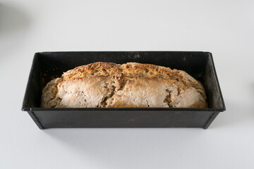 Sauerteigbrot in der Kastenform, fergtig gebacken.