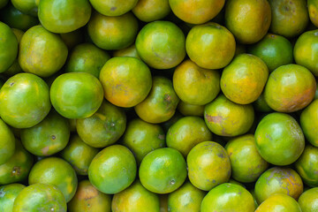 Oranges come in lots of green and yellow.