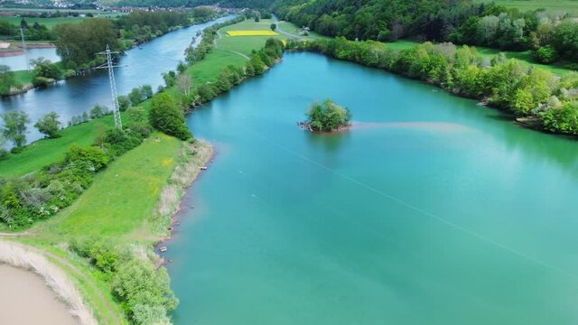 Ein sch&ouml;ner blauer See in der Natur. Natur in Deutschland