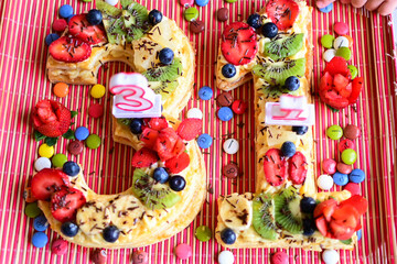 Fototapeta na wymiar Tarta de cumpleaños con frutas del tiempo para celebración de cumpleaños. 