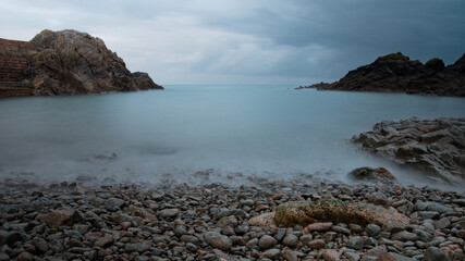 Mer et rochers en pose longue au matin