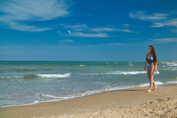 Fototapeta na wymiar chica en la playa paseando
