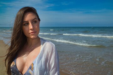 chica en la playa paseando