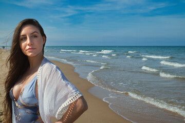 chica en la playa paseando