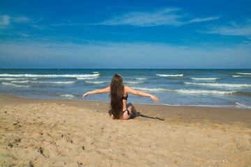 chica en la playa paseando