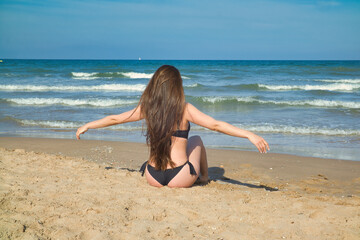 chica en la playa paseando