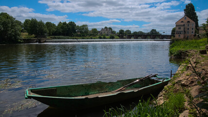 Barrage et moulin de la Suze sur Sarthe avec une barque en 1er plan