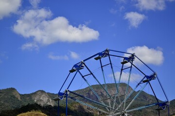 Roda Gigante em meio a Serra
