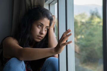 Mujer triste en la ventana 