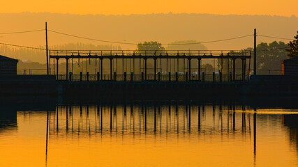 Ancienne &eacute;cluse d'Honfleur &agrave; contre jour &agrave; l'heure dor&eacute;e