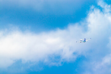 青空の中を旋回しながら飛ぶ飛行機