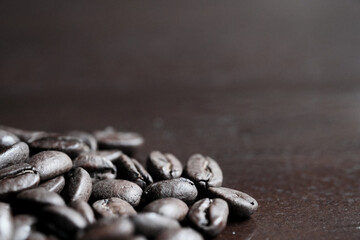 机の上に転がるコーヒー豆