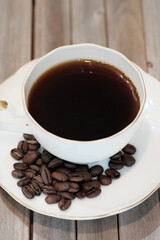 木の机に置いたコーヒーカップ