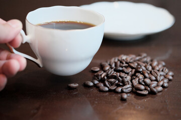 手に持つコーヒーカップ
