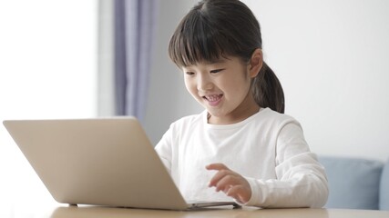 パソコンを使う女の子 - obrazy, fototapety, plakaty