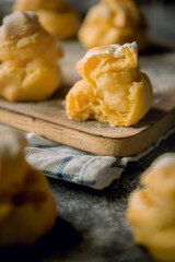 Pour the cream on the table ready to serve.