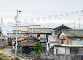 愛知県常滑市の風景　住宅街と海