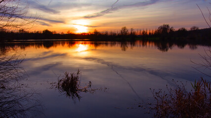 Lever de soleil sur le lac de la Monnerie à la Flèche