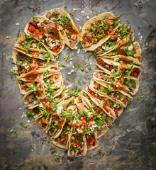 tacos al pastor en forma de corazón, amor por los tacos, comida tradicional mexicana