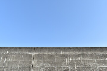 青空とコンクリートの壁