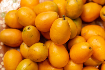 Ciruela Amarilla o Ciruela mexicana en un plato