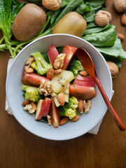 다양한 채소와 과일 샐러드, 키위, 토마토, 사과, 브로콜리, 아몬드, 호두 
